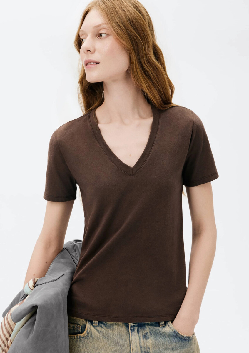 CAMISETA BÁSICA CUELLO EN V - MARRÓN 