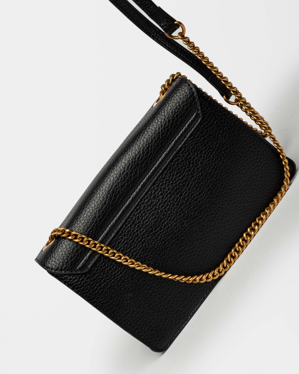 Bandolera Lola En Efecto Cuero Graneado Negro