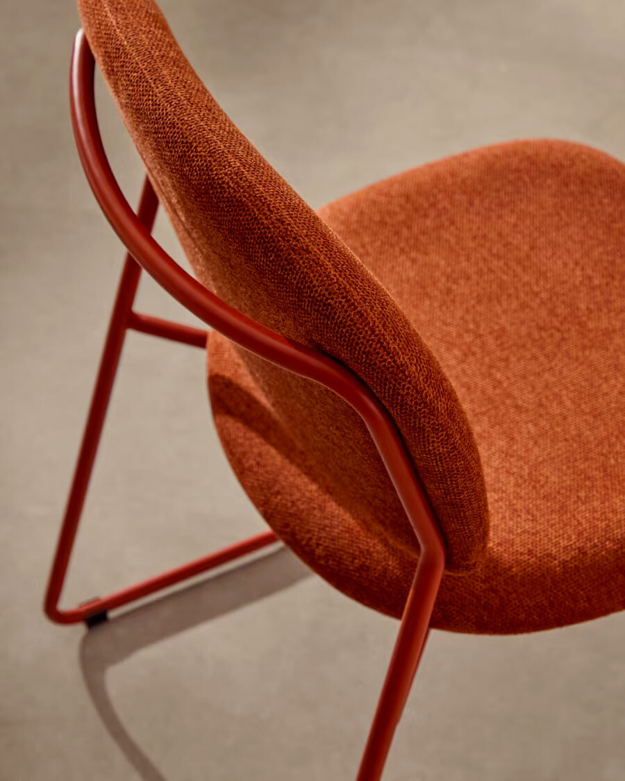 Silla apilable Meli de chenilla beige y patas de metal beige FSC Mix Credit terracota y patas de metal terracota