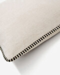 Almohadón Ardit de lino y algodón beige con raya bordada a contraste negro 45 x 45 cm