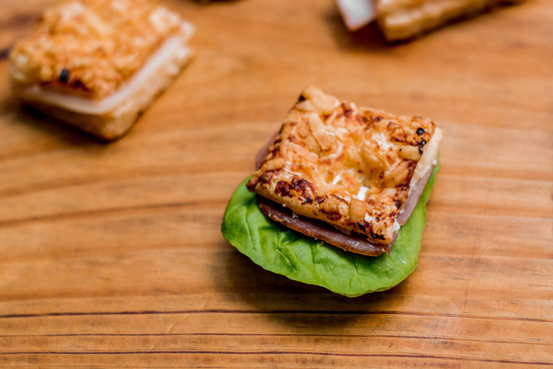 Quesetto de bondiola, rúcula y queso crema 