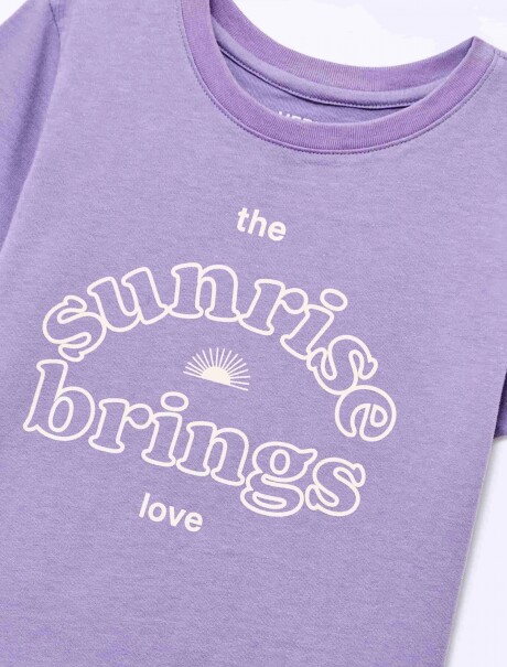 CAMISETA BÁSICA INFANTIL CON ESTAMPA LILA
