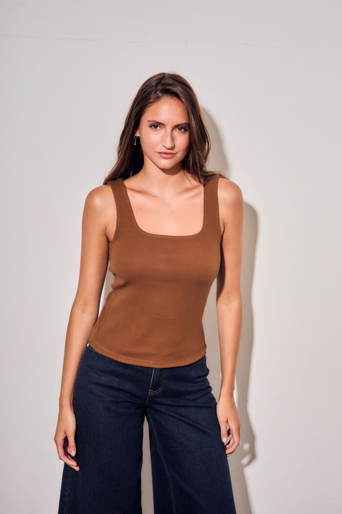 Top Musculosa Chocolate