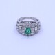 Anillo oro 18k blanco con esmeralda y brillantes. Anillo oro 18k blanco con esmeralda y brillantes.