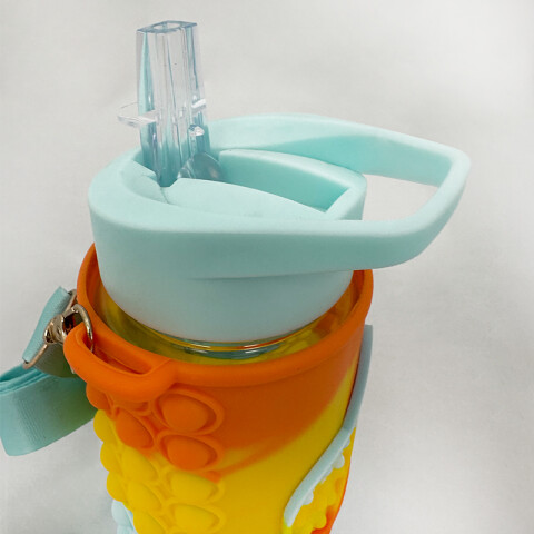 Botella infantil antiderrames con sorbito + pop it TV0573