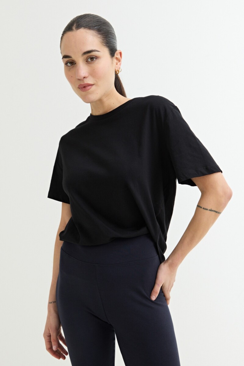 Remera con tajo NEGRO