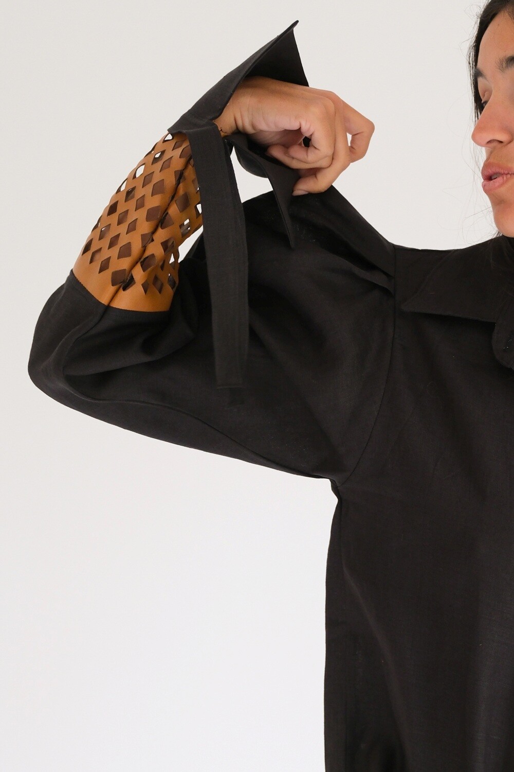 Camisa Puño Lino Negro Con Camel