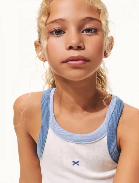 MUSCULOSA INFANTIL CON BORDADO BLANCO