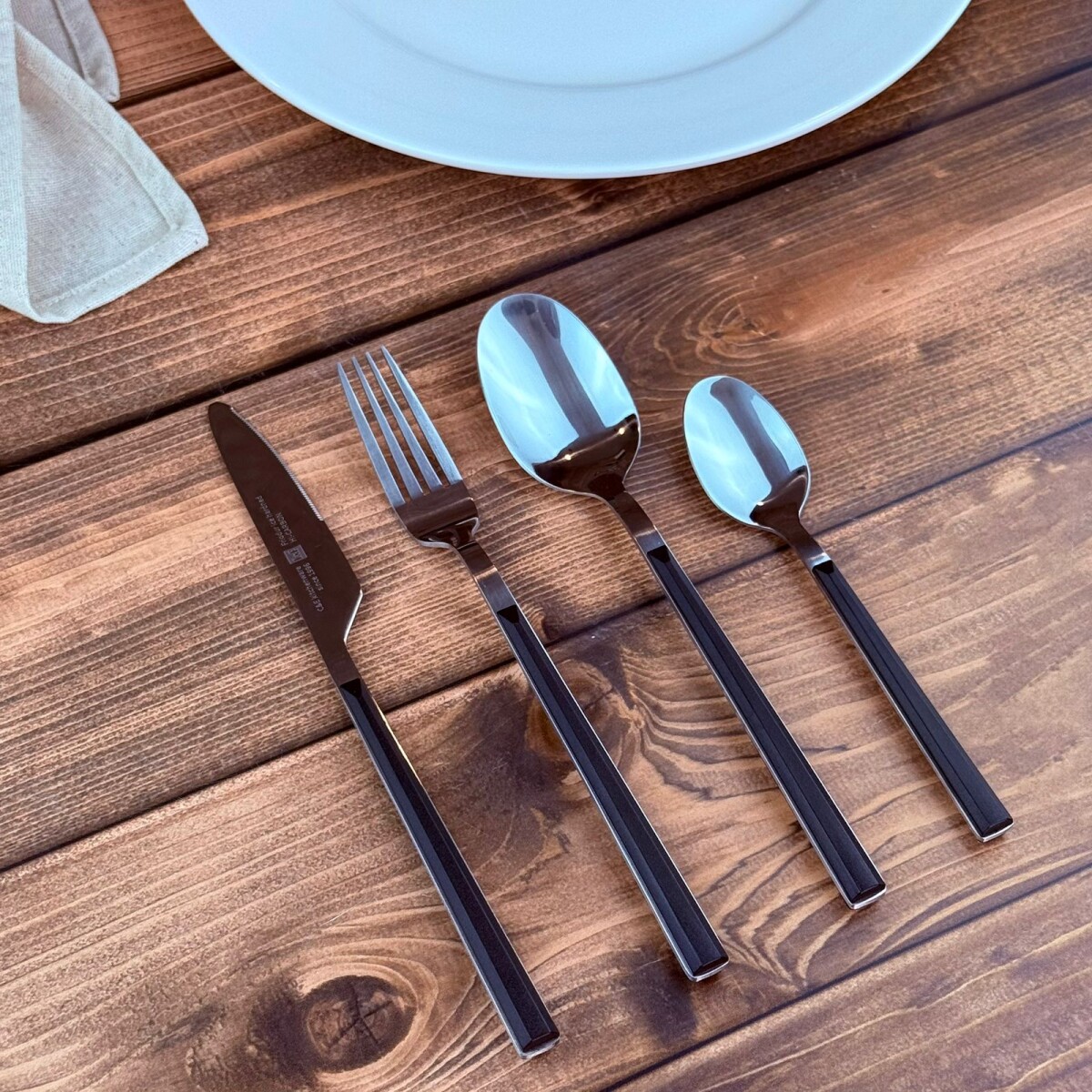 Juego Cubiertos 24 Piezas Acero Inoxidable Mango Negro 