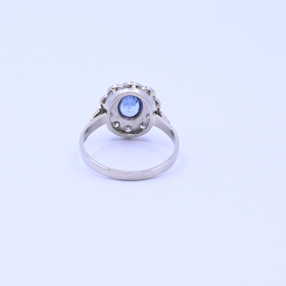 Anillo platino con brillantes y zafiro central. Anillo platino con brillantes y zafiro central.