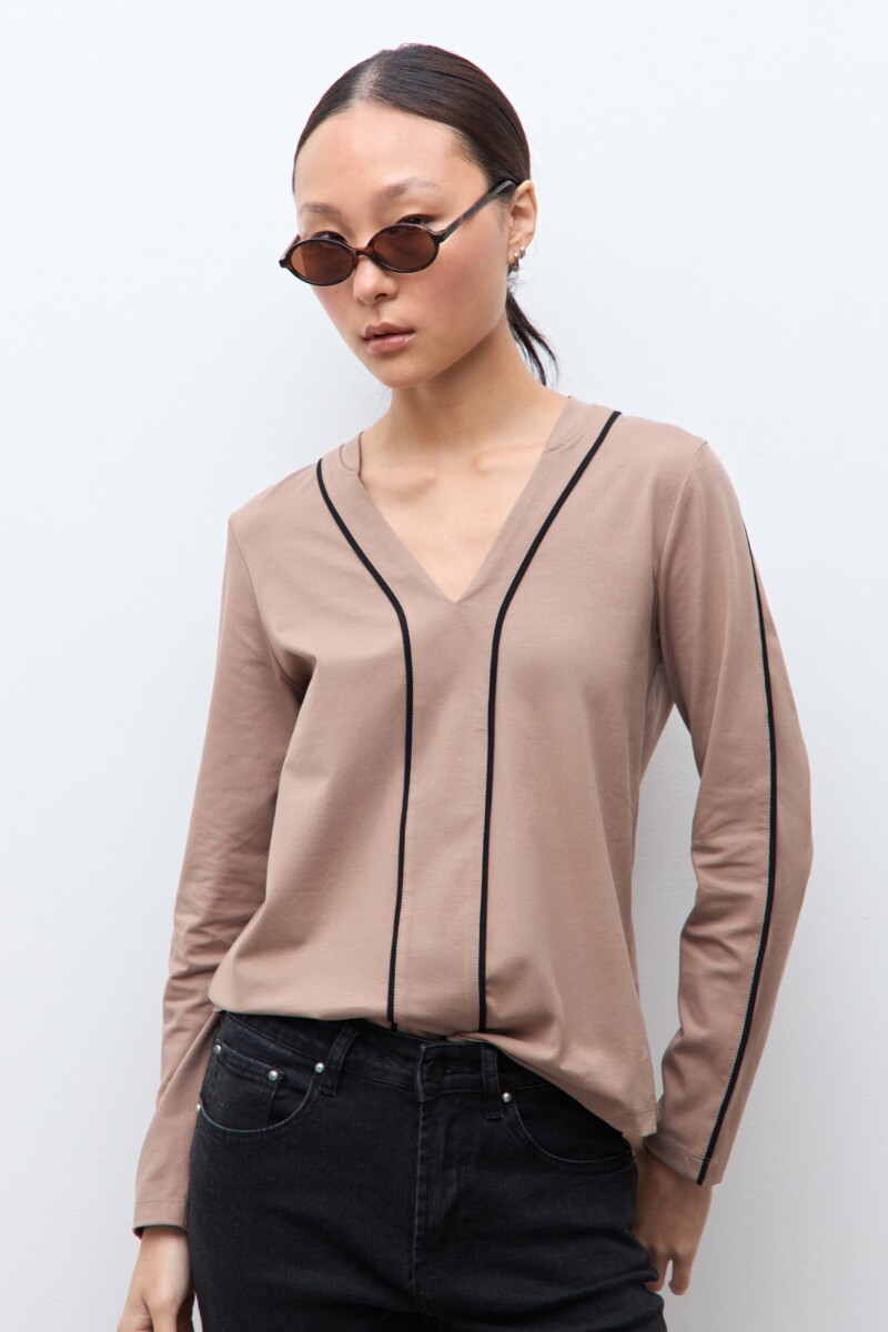 Remera vivo en contraste tostado