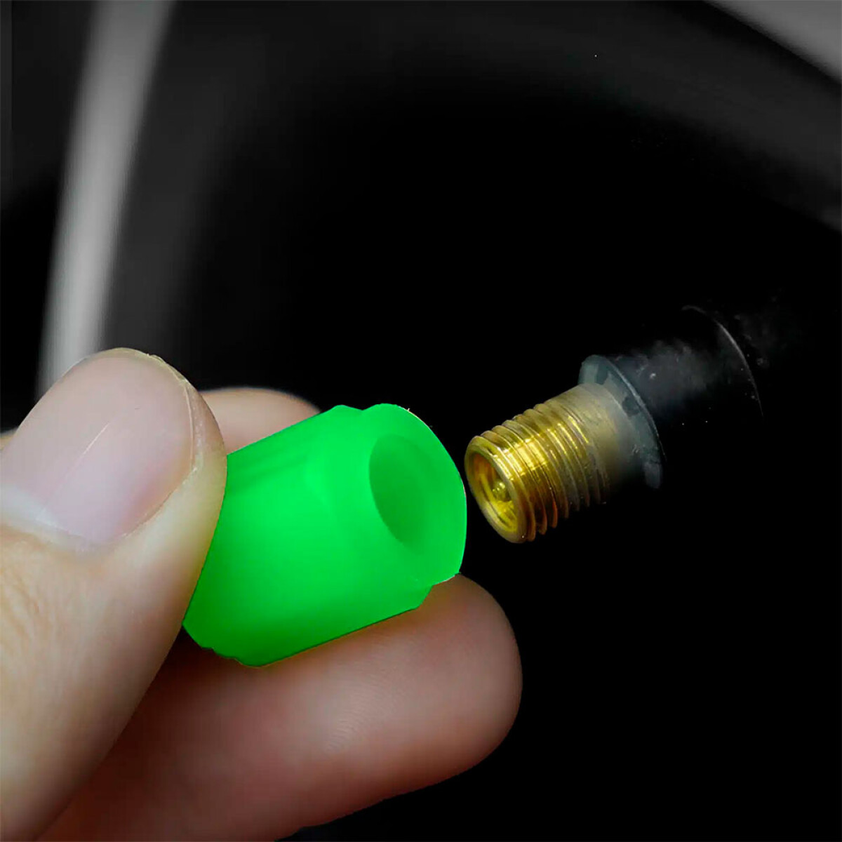 ACCESORIO EXTERIOR - TAPA VALVULA AIRE FLUOR VERDE - 