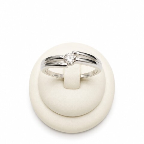 Anillo con zirconia al centro Anillo con zirconia al centro