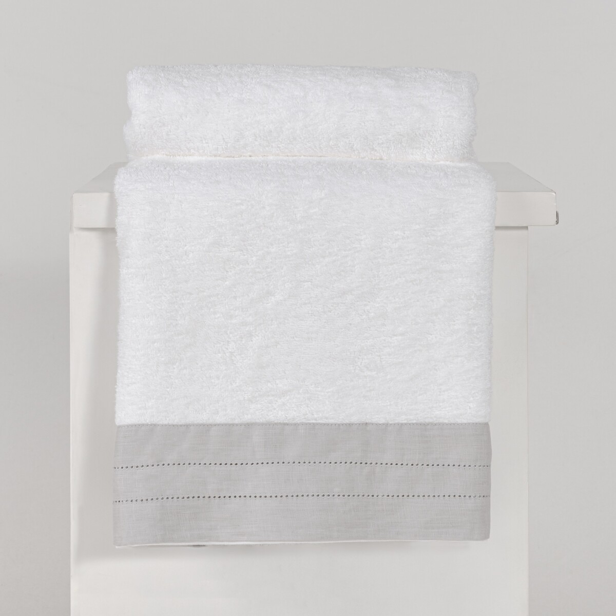 Toalla Finezza Lino Blanco con Gris - Cuerpo 