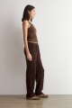 Jogger acanalado con vivo chocolate