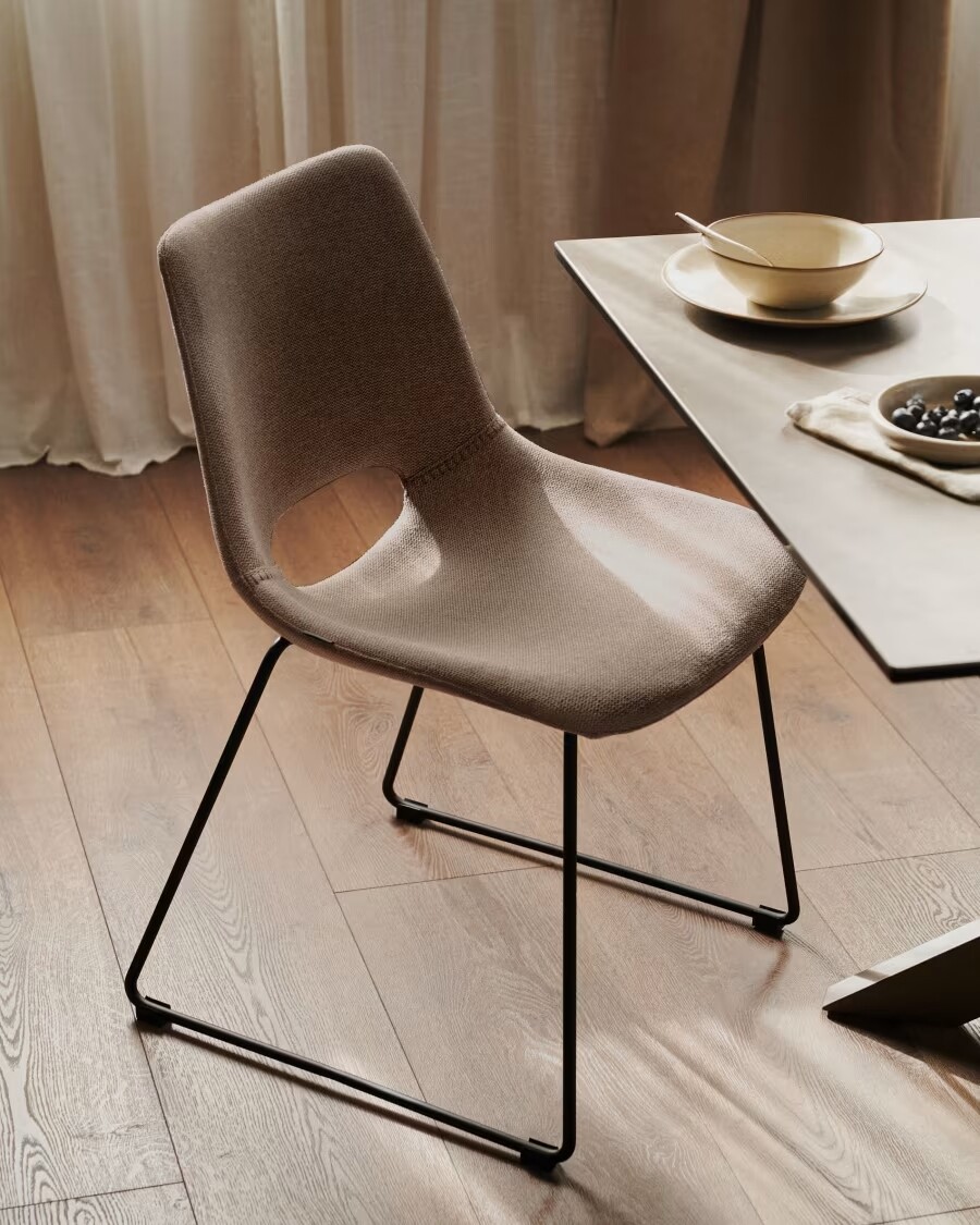 Silla Zahara marrón y patas de acero con acabado negro Silla Zahara marrón y patas de acero con acabado negro