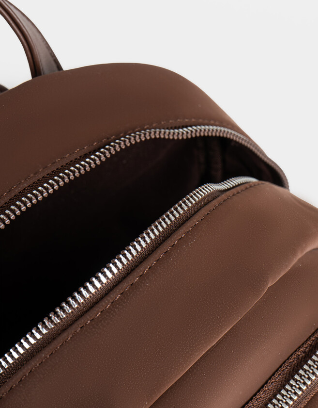 Mochilas Urbanas Mochila De Cuerina Con Charm - Marron Oscuro