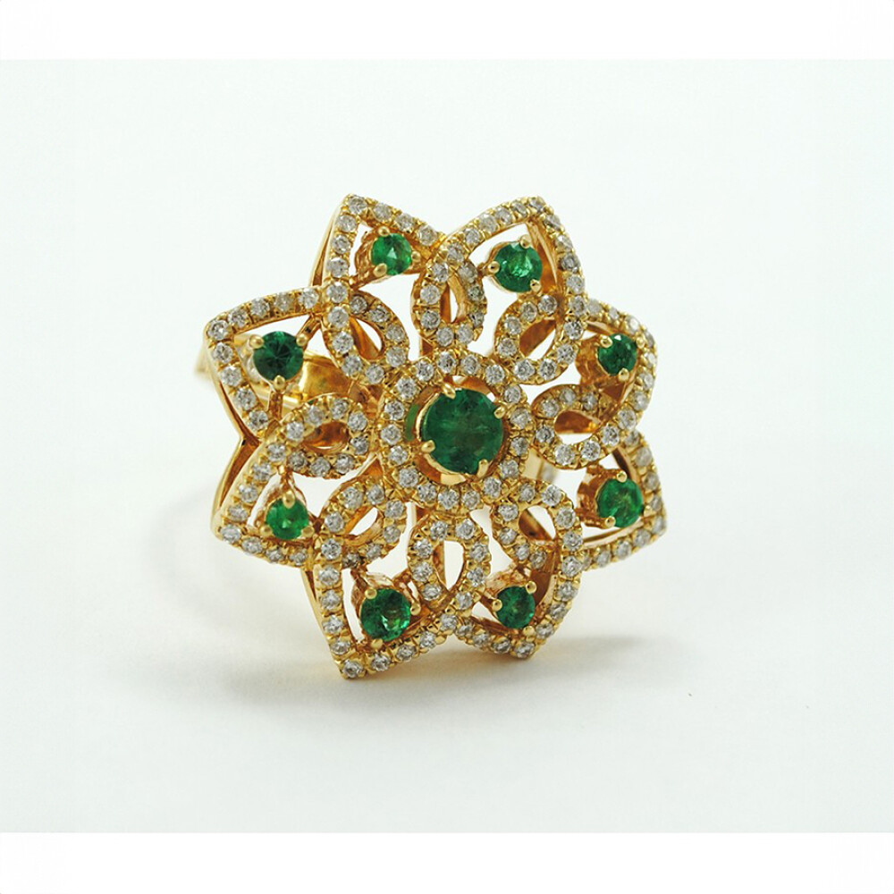 Anillo moderno, oro amarillo 18K , diamantes y esmeralda. Anillo moderno, oro amarillo 18K , diamantes y esmeralda.