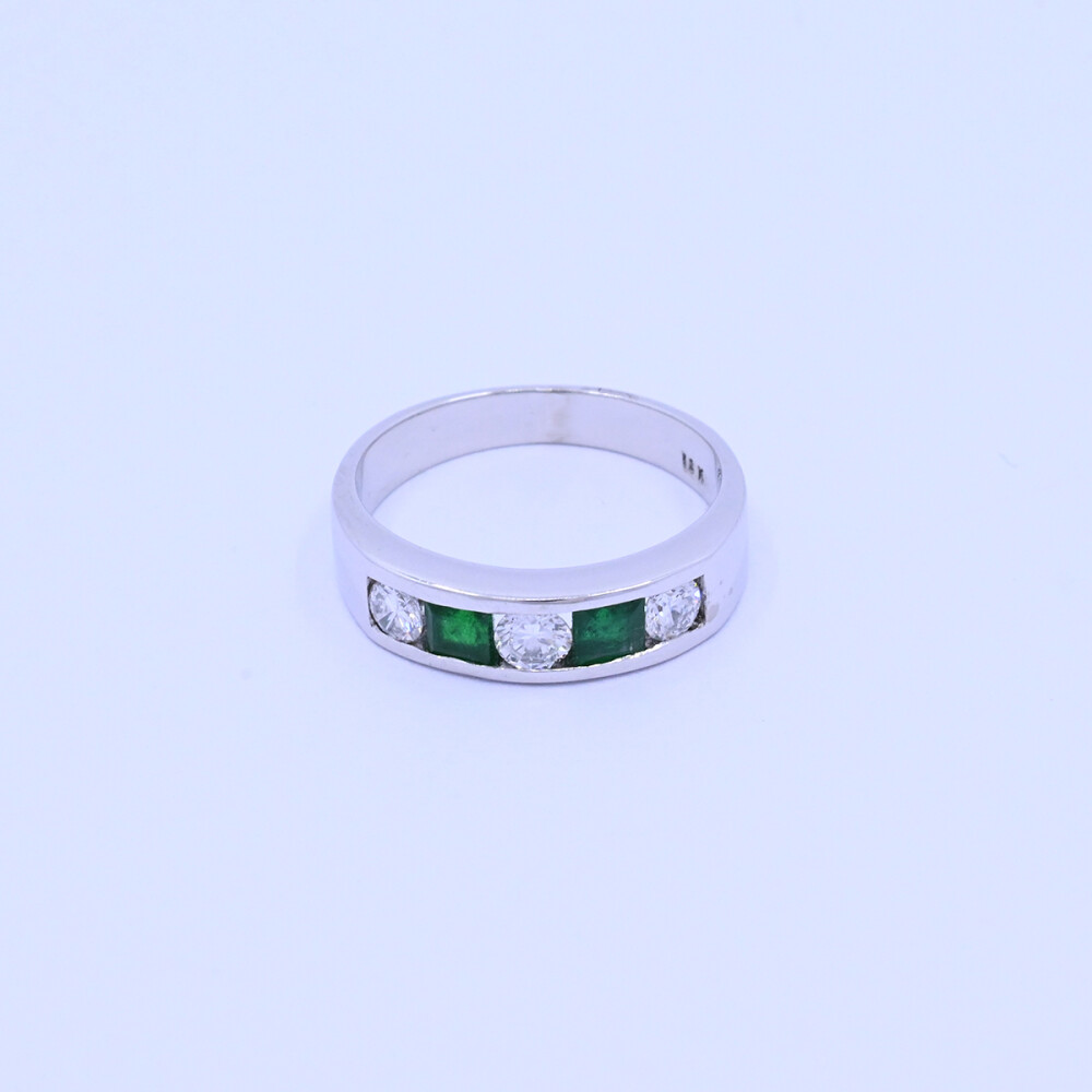 Anillo medio sin fin oro 18k blanco engarce carril con esmeraldas y brillantes Anillo medio sin fin oro 18k blanco engarce carril con esmeraldas y brillantes