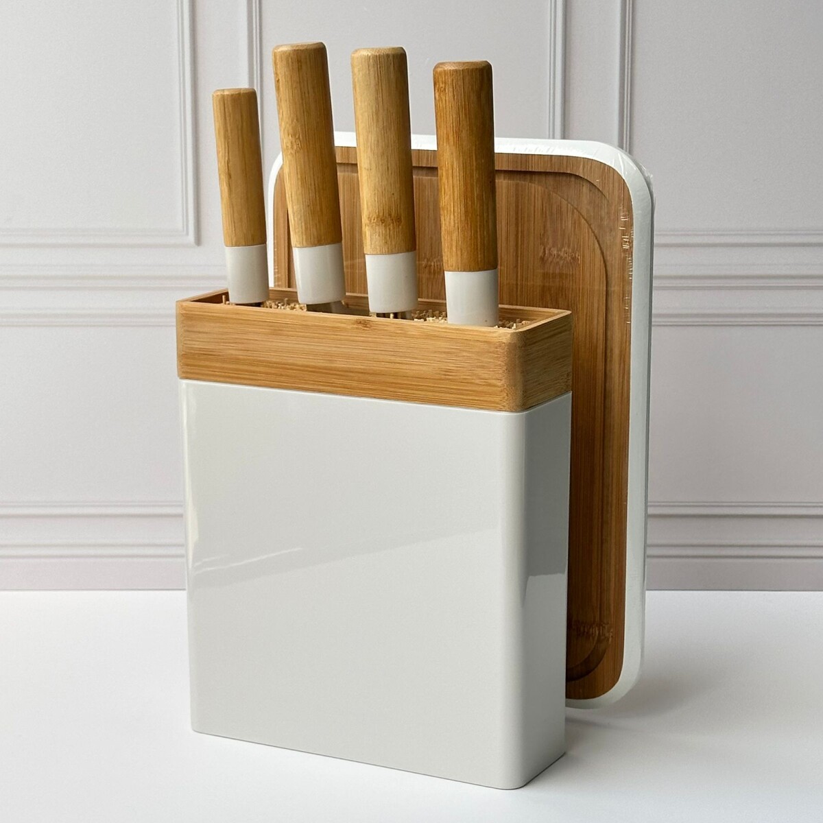 Set 4 Cuchillos con Soporte + Tabla Bambú - Blanco 