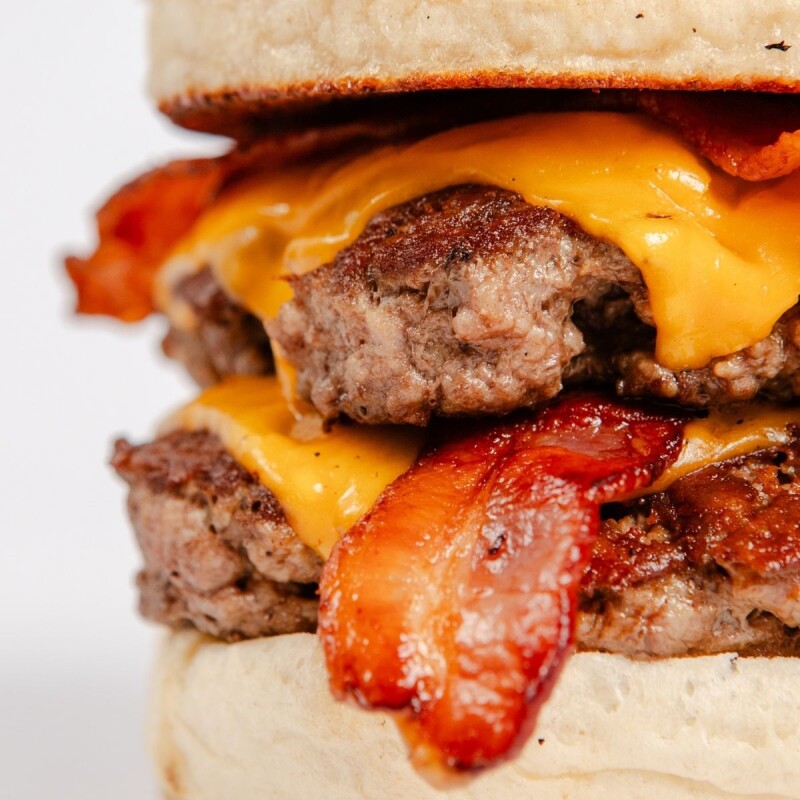 DOUBLE BACON CHEESEBURGER Pan de harina de arroz integral con semillas de sésamo