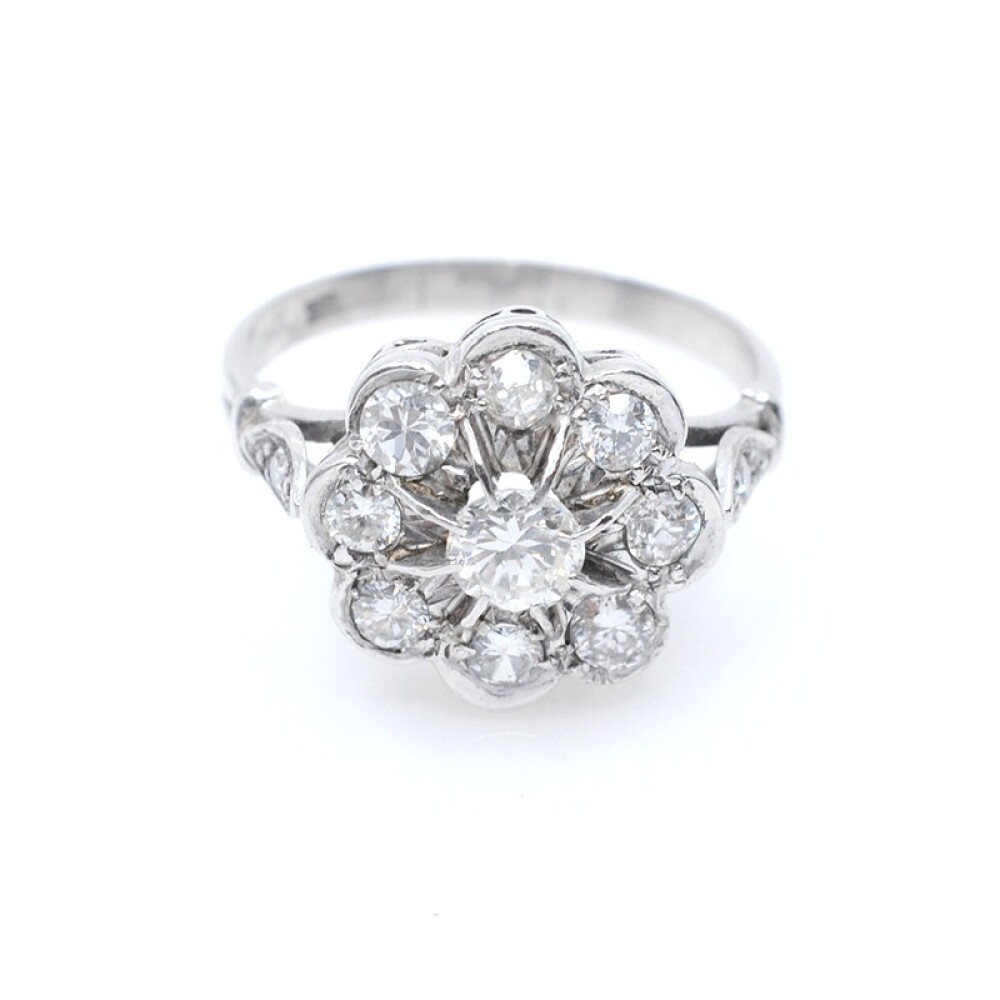 Anillo antiguo en oro 18k blanco y brillantes Anillo antiguo en oro 18k blanco y brillantes
