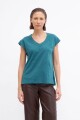 Remera escote V con tachas en escote verde petroleo