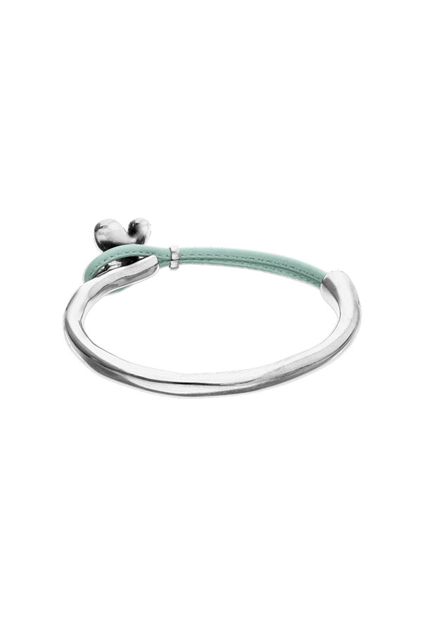 PULSERA DE CUERO VERDE SEMIRÍGIDA BAÑADA EN PLATA DE LEY CON MARIPOSA Pulsera