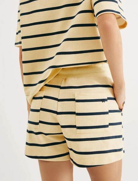 SHORT DE HILO CON ESTAMPADO AMARILLO