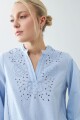 Blusa romántica bordada celeste