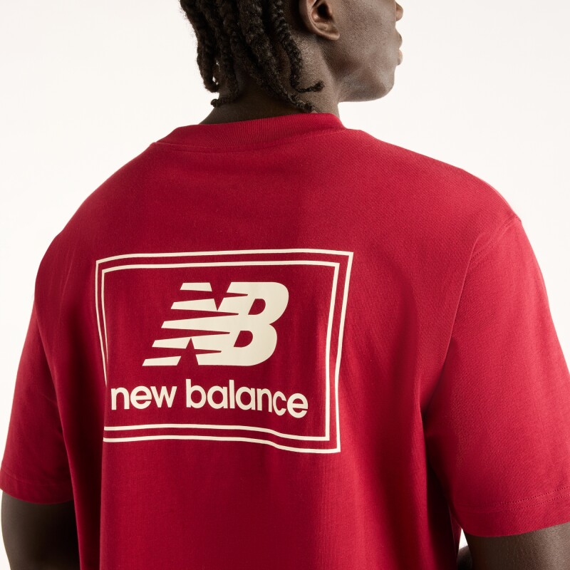 Remera New Balance de Hombre - Woven Label - MT53928PDR RED