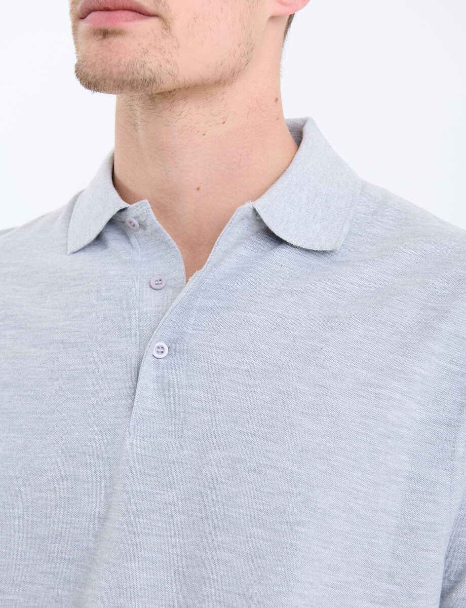 520857 REMERA FERAUD Gris