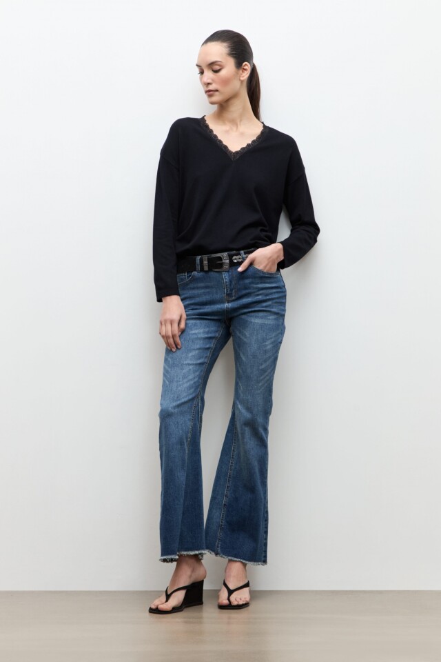 Sweater con encaje negro