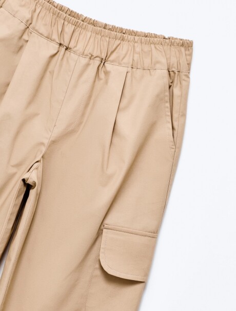 PANTALÓN INFANTIL CON BOLSILLO BEIGE