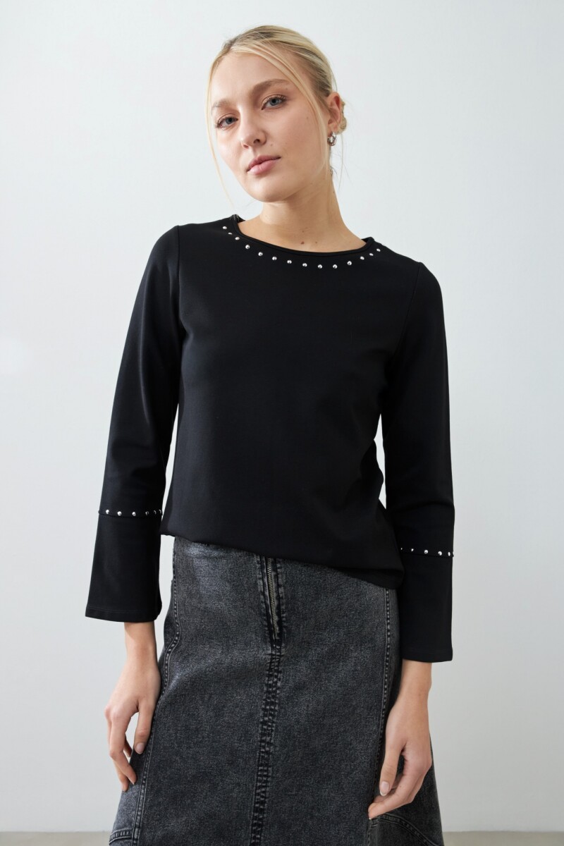 Remera con tachas negro