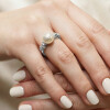 Anillo Malena de oro blanco 18k con perlas de cultivo y seis brillantes Anillo Malena de oro blanco 18k con perlas de cultivo y seis brillantes
