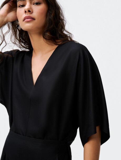 BLUSA CON ESCOTE EN V Y MANGAS 3/4 NEGRO