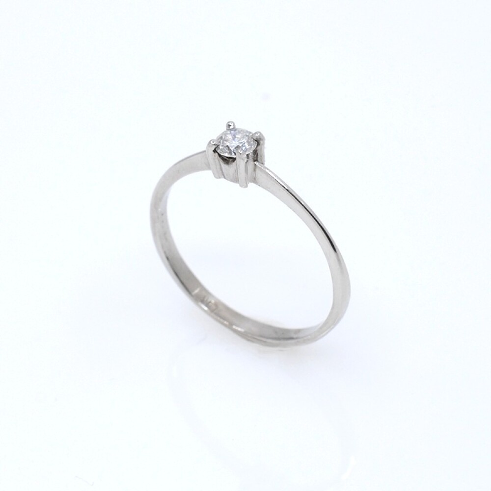 Anillo solitario en oro 18k blanco y brillante central. Anillo solitario en oro 18k blanco y brillante central.
