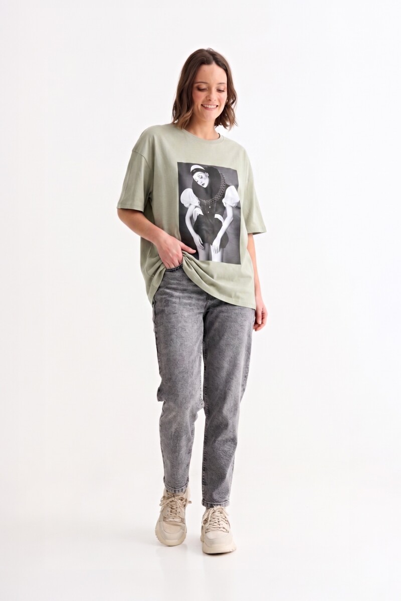 Remera m/c estampada colección Editorial VERDE OLIVA