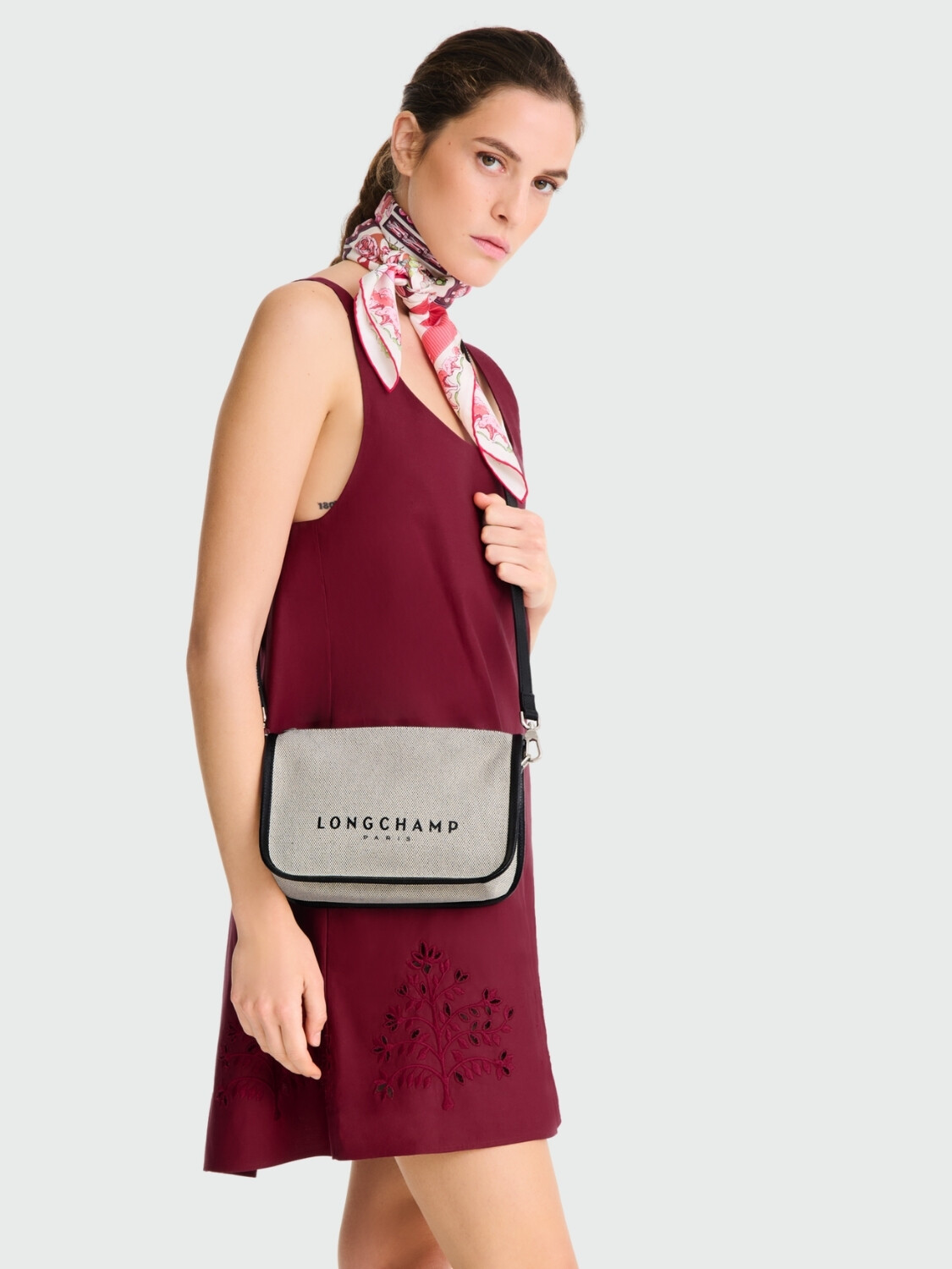 Longchamp -Cartera estilo bandolera de material textil con logo Marfil