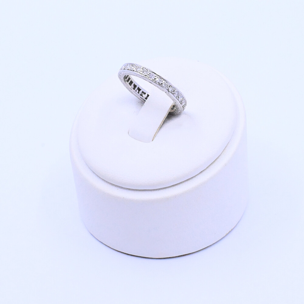 Anillo sin fin oro 18k con brillantes engarzado en granito. Anillo sin fin oro 18k con brillantes engarzado en granito.