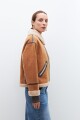 Chaqueta simil gamuza con vivos en contraste tostado