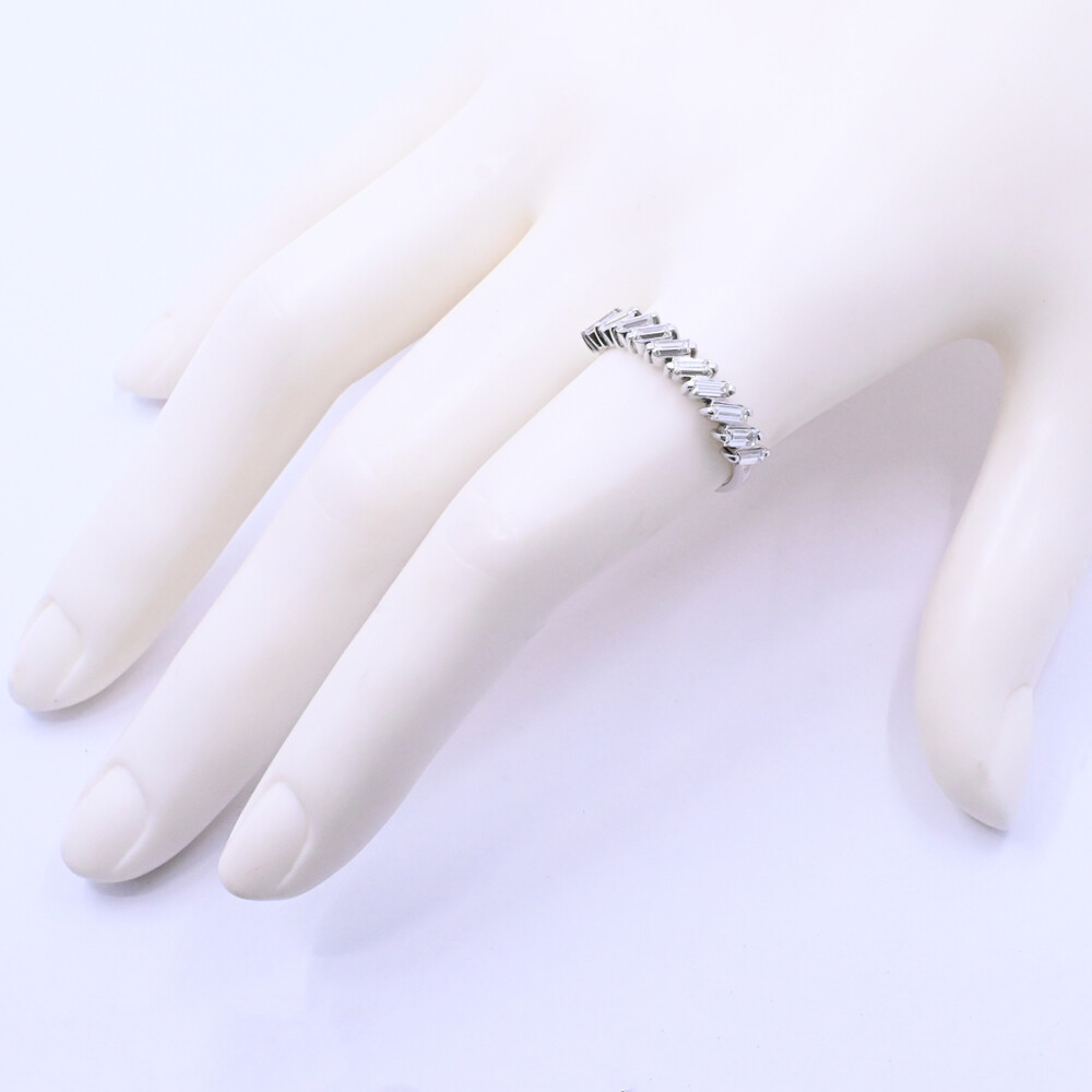 Anillo oro 18k blanco con brillantes baguette engarce 2 puntas. Anillo oro 18k blanco con brillantes baguette engarce 2 puntas.