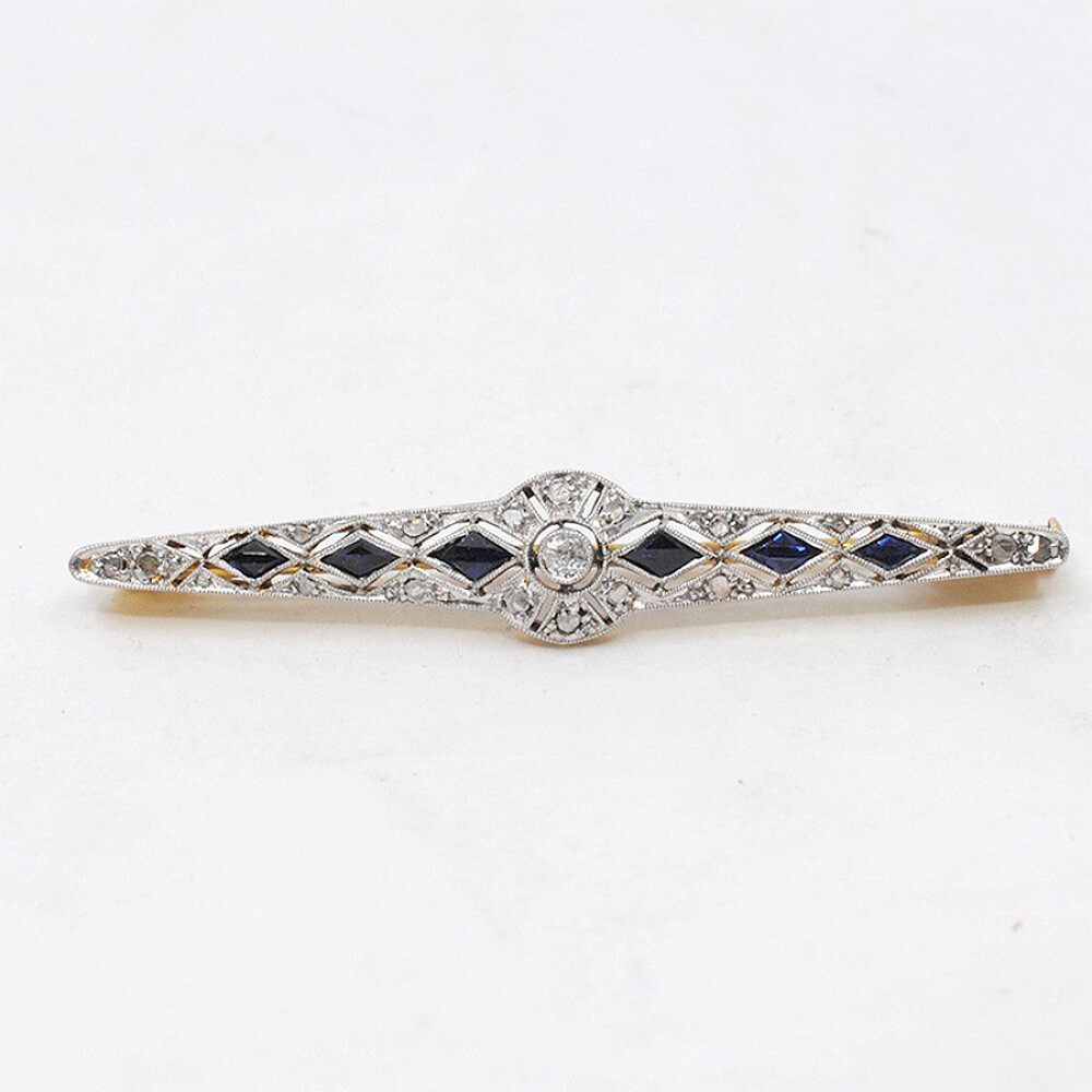 Prendedor En Oro 18K Blanco Con Brillantes, Diamantes Y Zafiros Sintéticos Prendedor En Oro 18K Blanco Con Brillantes, Diamantes Y Zafiros Sintéticos