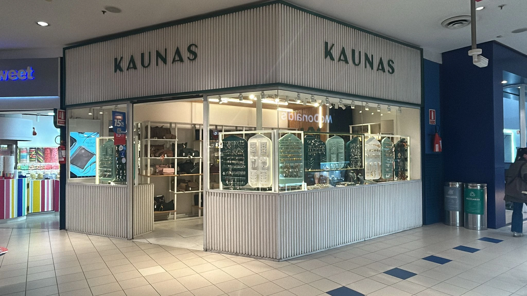 Tres Cruces Shopping
