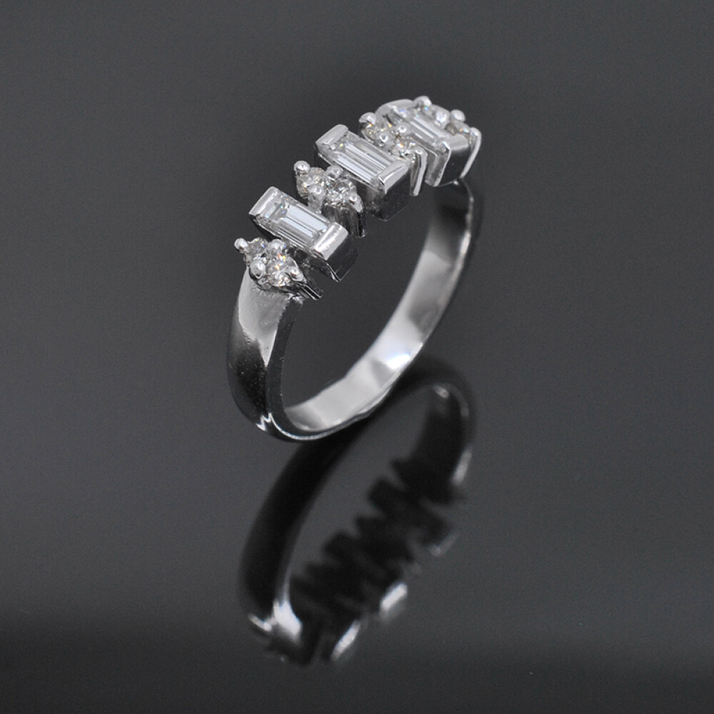 Anillo en platino con brillantes baguette y redondos Anillo en platino con brillantes baguette y redondos