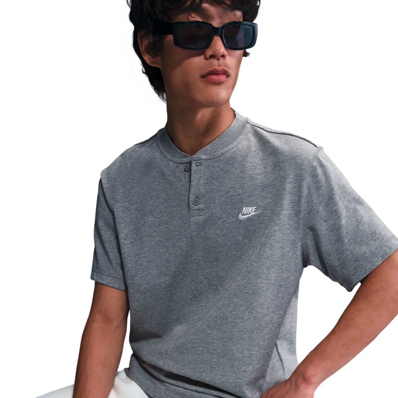 Remera Nike Club de Hombre Gris