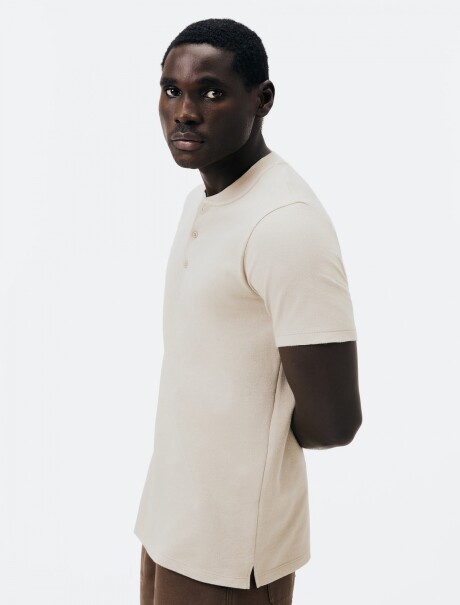 CAMISETA DE CUELLO CON TEXTURA BEIGE