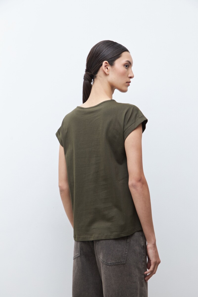 Remera con botones verde oliva