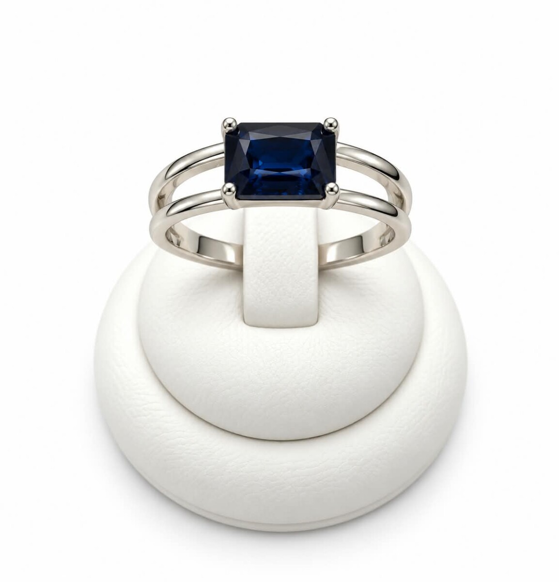 Anillo con Zafiro central talla baguette 